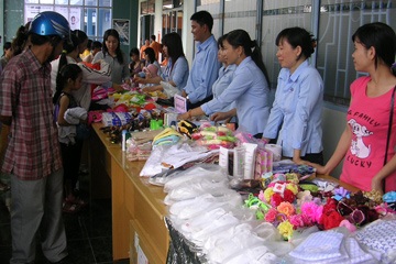 Phiên chợ giá rẻ cho công nhân - 1 Phiên chợ giá rẻ cho công nhân - 1