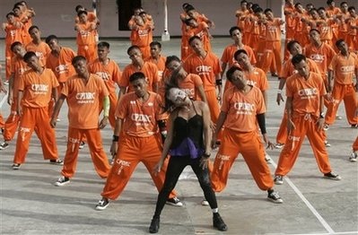 1.500 tù nhân nhảy lại điệu “Thriller” tưởng nhớ Michael Jackson - 1 1.500 tù nhân nhảy lại điệu “Thriller” tưởng nhớ Michael Jackson - 1