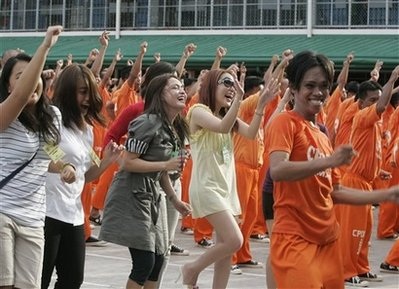 1.500 tù nhân nhảy lại điệu “Thriller” tưởng nhớ Michael Jackson - 11 1.500 tù nhân nhảy lại điệu “Thriller” tưởng nhớ Michael Jackson - 11
