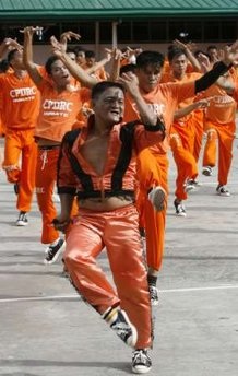 1.500 tù nhân nhảy lại điệu “Thriller” tưởng nhớ Michael Jackson - 6 1.500 tù nhân nhảy lại điệu “Thriller” tưởng nhớ Michael Jackson - 6