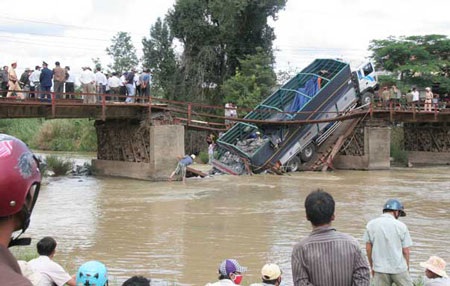 Sập cầu sắt, 2 trẻ em chơi dưới chân cầu thiệt mạng - 1