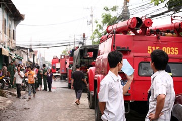 Cháy lớn thiêu rụi 600m2 kho Công ty sơn Á Đông - 1 Cháy lớn thiêu rụi 600m2 kho Công ty sơn Á Đông - 1