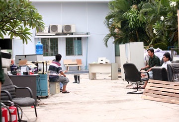 Cháy lớn thiêu rụi 600m2 kho Công ty sơn Á Đông - 2 Cháy lớn thiêu rụi 600m2 kho Công ty sơn Á Đông - 2