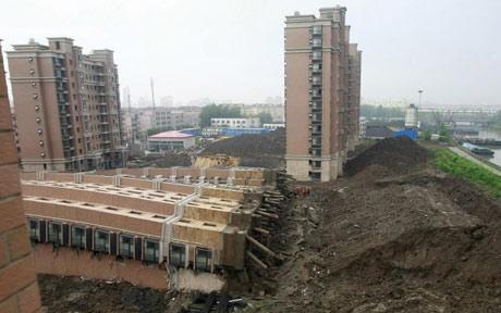 Chùm ảnh: Kinh hoàng tòa nhà 13 tầng ở Thượng Hải “bật móng” - 4 Chùm ảnh: Kinh hoàng tòa nhà 13 tầng ở Thượng Hải “bật móng” - 4