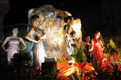 Trưng bày viên đá quý Đại Lam Ngọc nặng 15 tấn - 1