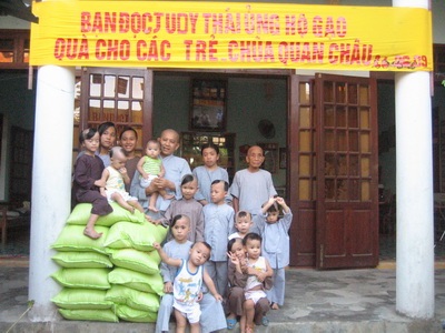 Quà nhân ái đến với các cháu nhỏ chùa Quan Châu - 1