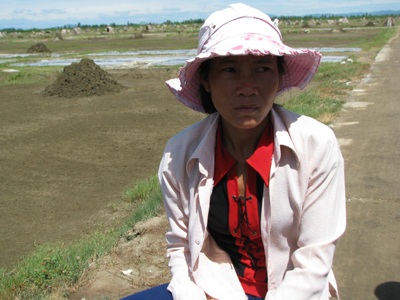 Diêm dân đau đầu vì phải làm muối bằng nước ô nhiễm - 2