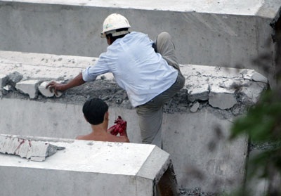 Đi vệ sinh ở bờ kênh, bị bê tông đè nát tay - 1