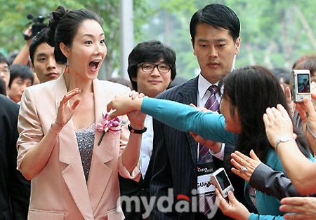 Chùm ảnh: “Người đẹp khóc” e lệ trước sự mến mộ của fan - 2