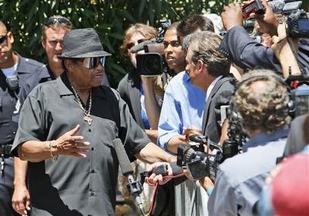 Gia đình Michael Jackson hài lòng với phán quyết của tòa án - 4