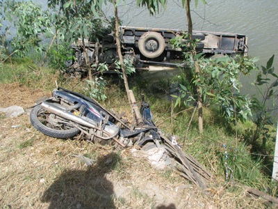 Dân bức xúc lật xe CSGT xuống kênh - 1