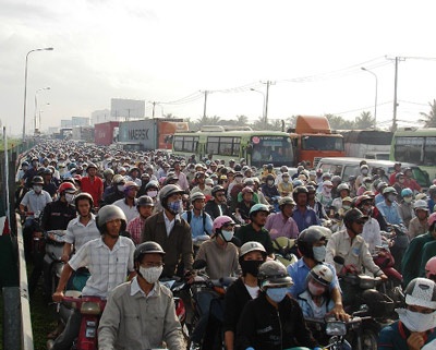 Xe đảo bê tông “trộn” 4 xe máy, làm 5 người chết và bị thương  - 2 Xe đảo bê tông “trộn” 4 xe máy, làm 5 người chết và bị thương  - 2