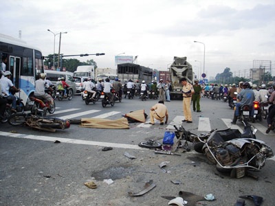 Xe đảo bê tông “trộn” 4 xe máy, làm 5 người chết và bị thương  - 1 Xe đảo bê tông “trộn” 4 xe máy, làm 5 người chết và bị thương  - 1
