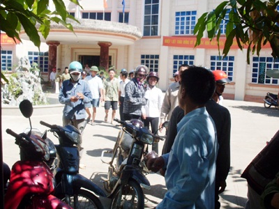 Gần 100 phụ huynh tụ tập phản đối giải thể trường - 1