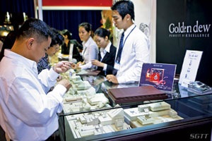 Lập lờ tuổi vàng nữ trang là… lãi nhất - 1 Lập lờ tuổi vàng nữ trang là… lãi nhất - 1
