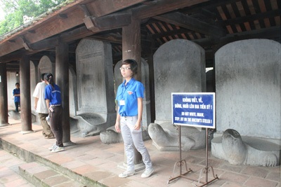 Đổ về Văn Miếu cầu may trước giờ thi ĐH - 1