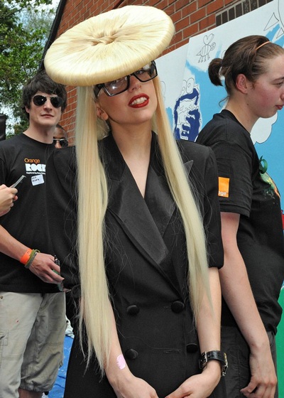 Lady Gaga gây sốc bằng mũ hình khuy áo to tướng - 8 Lady Gaga gây sốc bằng mũ hình khuy áo to tướng - 8