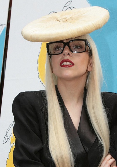 Lady Gaga gây sốc bằng mũ hình khuy áo to tướng - 7 Lady Gaga gây sốc bằng mũ hình khuy áo to tướng - 7