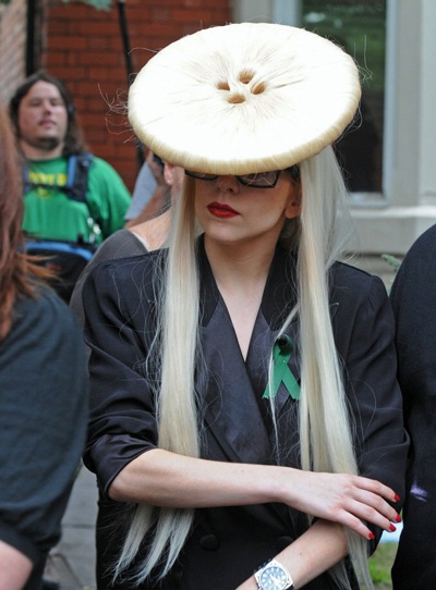 Lady Gaga gây sốc bằng mũ hình khuy áo to tướng - 6 Lady Gaga gây sốc bằng mũ hình khuy áo to tướng - 6