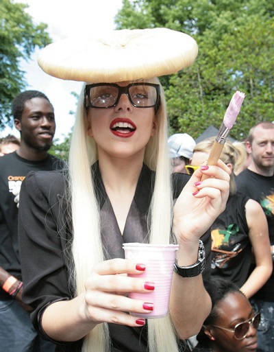 Lady Gaga gây sốc bằng mũ hình khuy áo to tướng - 3 Lady Gaga gây sốc bằng mũ hình khuy áo to tướng - 3