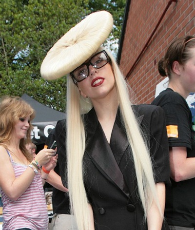 Lady Gaga gây sốc bằng mũ hình khuy áo to tướng - 2 Lady Gaga gây sốc bằng mũ hình khuy áo to tướng - 2