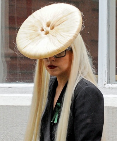 Lady Gaga gây sốc bằng mũ hình khuy áo to tướng - 1 Lady Gaga gây sốc bằng mũ hình khuy áo to tướng - 1