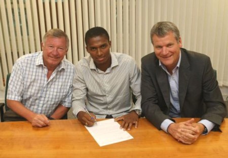 Antonio Valencia chính thức cập bến Old Trafford - 1