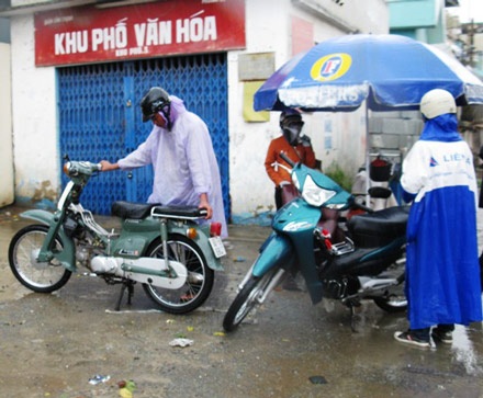 TPHCM ngập nặng sau cơn mưa nhỏ - 7 TPHCM ngập nặng sau cơn mưa nhỏ - 7