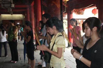 Đổ về Văn Miếu cầu may trước giờ thi ĐH - 6