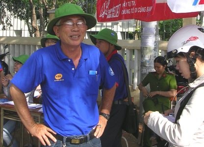 61 tuổi vẫn hăm hở tiếp sức cho sĩ tử - 1