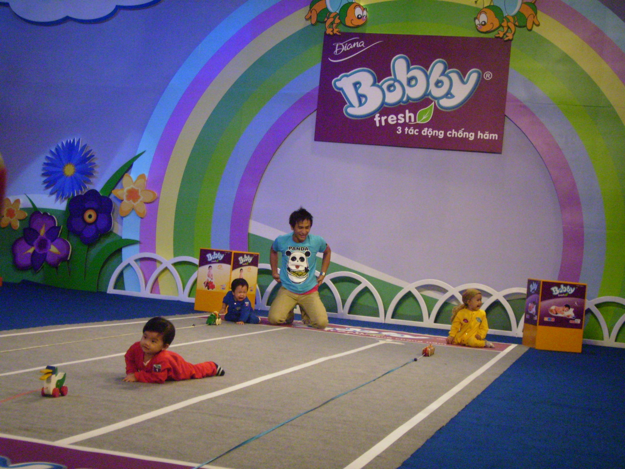 Mẹ gửi clip ngộ nghĩnh, bé trúng ô tô xinh - 2