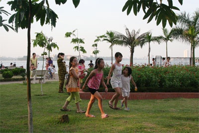 “Tan nát” những thảm cỏ xanh - 2 “Tan nát” những thảm cỏ xanh - 2