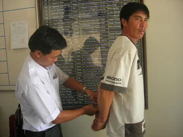 Phó Công an xã “vô cớ” còng tay công dân - 1 Phó Công an xã “vô cớ” còng tay công dân - 1