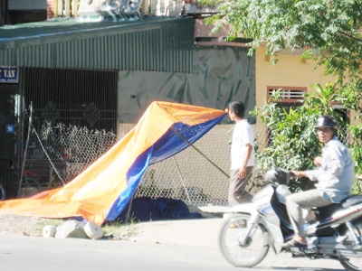 Lao vào mượn dao, cắt cổ trước quán cơm - 1