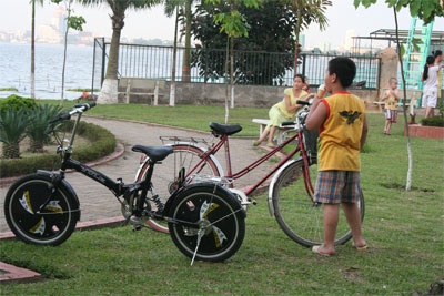 “Tan nát” những thảm cỏ xanh - 3 “Tan nát” những thảm cỏ xanh - 3