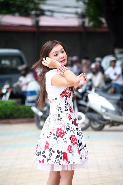 Bất ngờ gặp “bé” Xuân Mai trên phố Hà Nội - 8 Bất ngờ gặp “bé” Xuân Mai trên phố Hà Nội - 8