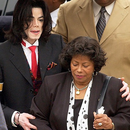 “Ông vua nhạc Pop” trong mắt mẹ - 2