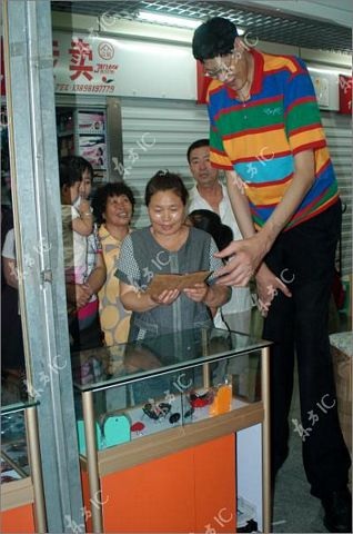 Cuộc gặp gỡ bất ngờ của “vua” béo và “vua” lênh khênh - 9