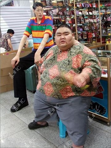 Cuộc gặp gỡ bất ngờ của “vua” béo và “vua” lênh khênh - 1