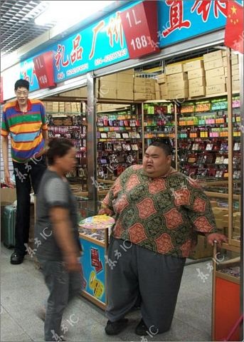 Cuộc gặp gỡ bất ngờ của “vua” béo và “vua” lênh khênh - 2