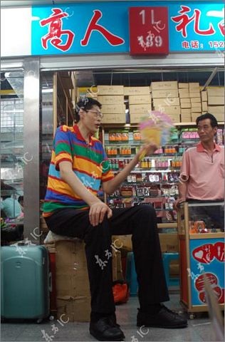 Cuộc gặp gỡ bất ngờ của “vua” béo và “vua” lênh khênh - 12