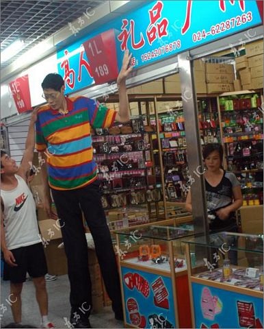 Cuộc gặp gỡ bất ngờ của “vua” béo và “vua” lênh khênh - 8