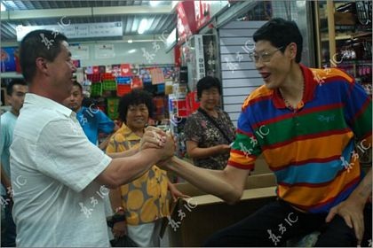 Cuộc gặp gỡ bất ngờ của “vua” béo và “vua” lênh khênh - 11