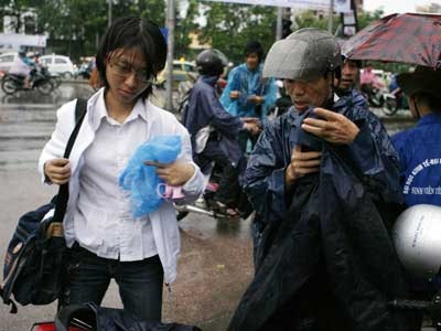 Ảnh thí sinh Hà Nội “đội” mưa đi thi - 4