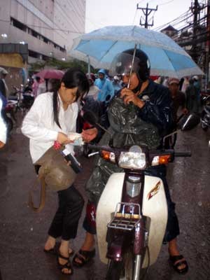 Ảnh thí sinh Hà Nội “đội” mưa đi thi - 6