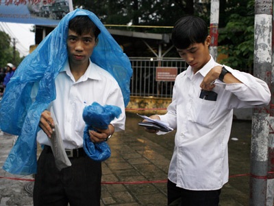 Ảnh thí sinh Hà Nội “đội” mưa đi thi - 5