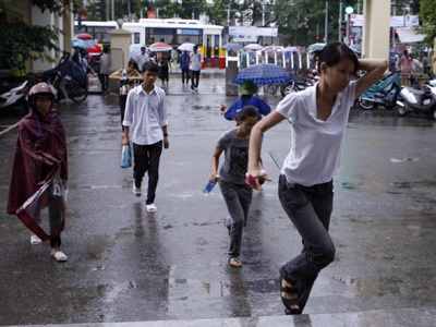 Ảnh thí sinh Hà Nội “đội” mưa đi thi - 2