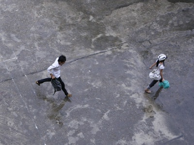 Ảnh thí sinh Hà Nội “đội” mưa đi thi - 3