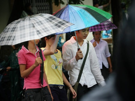Ảnh thí sinh Hà Nội “đội” mưa đi thi - 1
