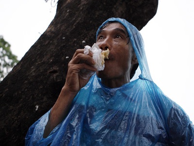 Ảnh thí sinh Hà Nội “đội” mưa đi thi - 8